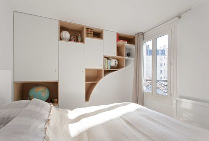 9- These made-to-measure storage units play the card of originality in the bedroom