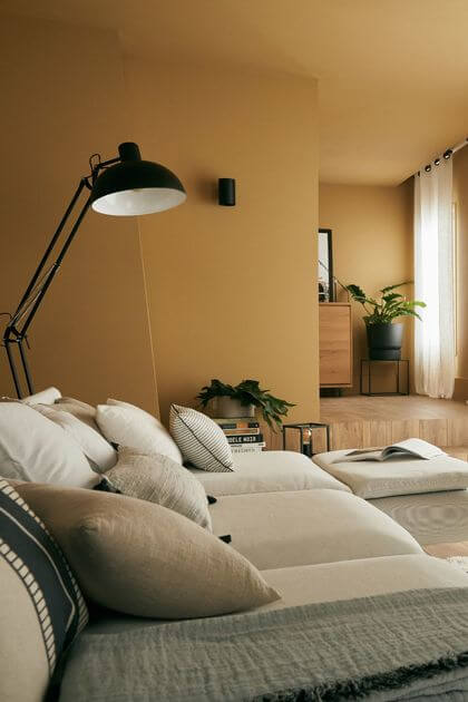 9- Total ocher look for a cozy and enveloping living room