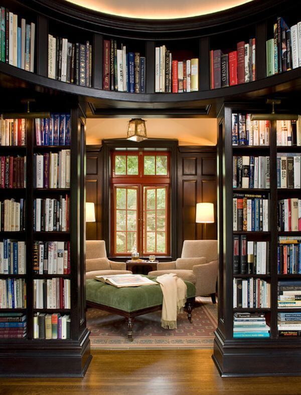 Space-saving Library Arrangement in the Hallway