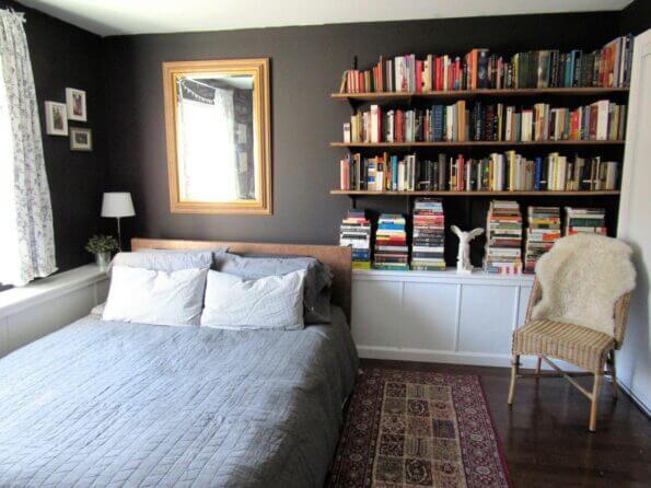 13. A bookcase, with different colors, brings a cheerful air to the room